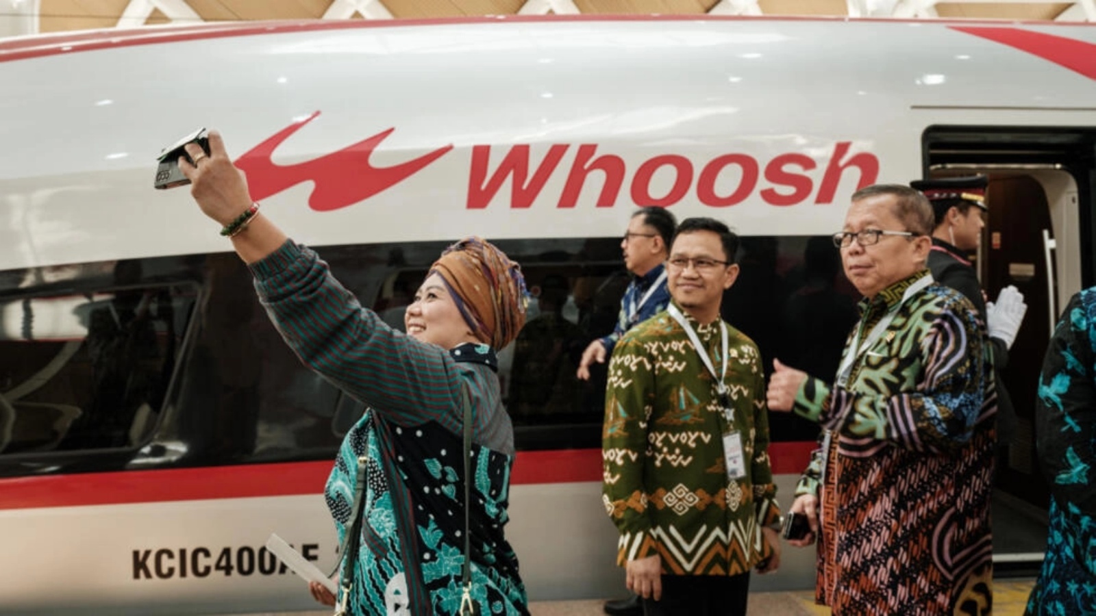 اندونيسيون يلتقطون صورا تذكارية أمام قطار 