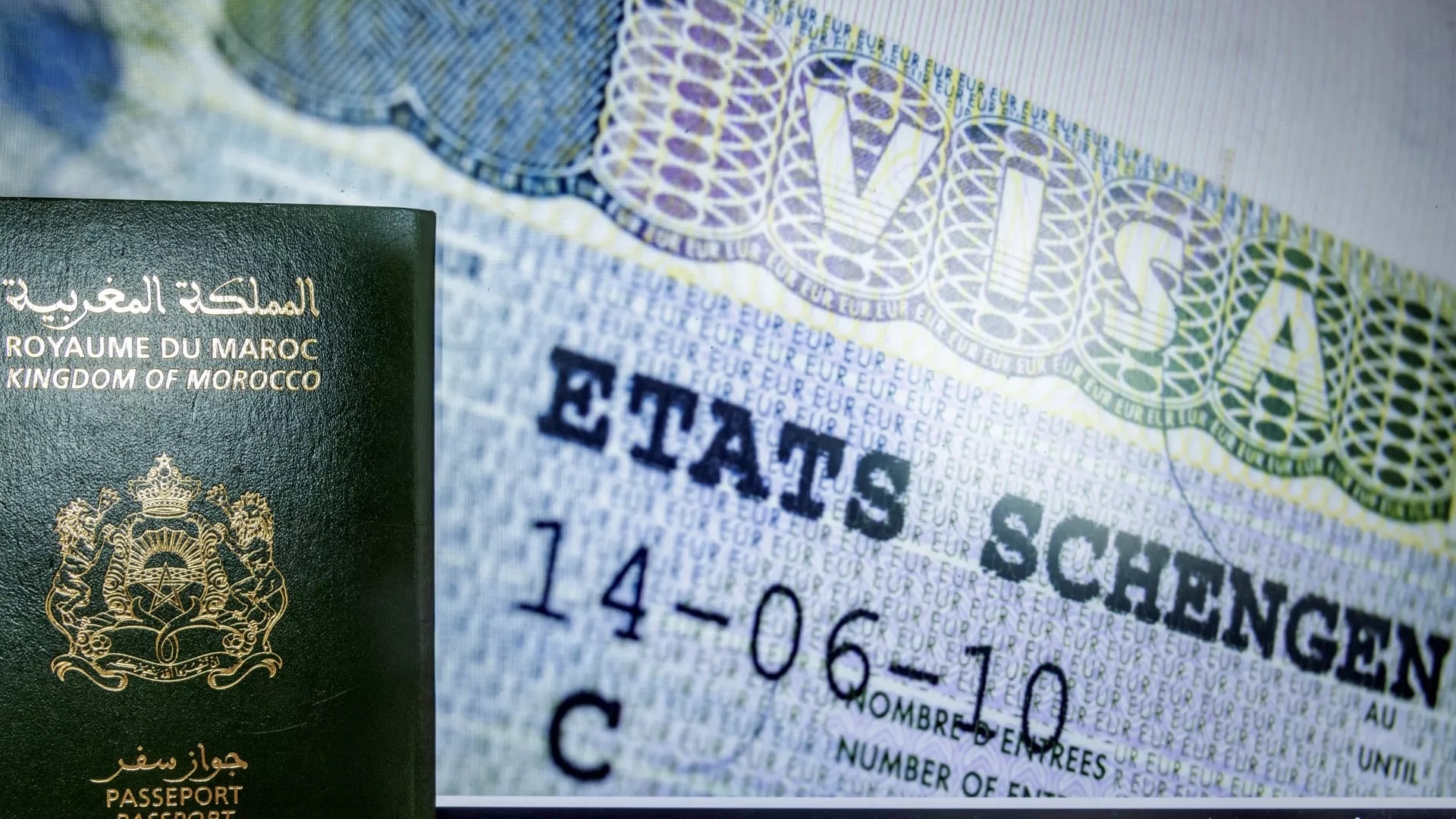 جواز سفر مغربي أمام جهاز كمبيوتر يعرض تأشيرة شنغن في الرباط، في 28 سبتمبر 2021