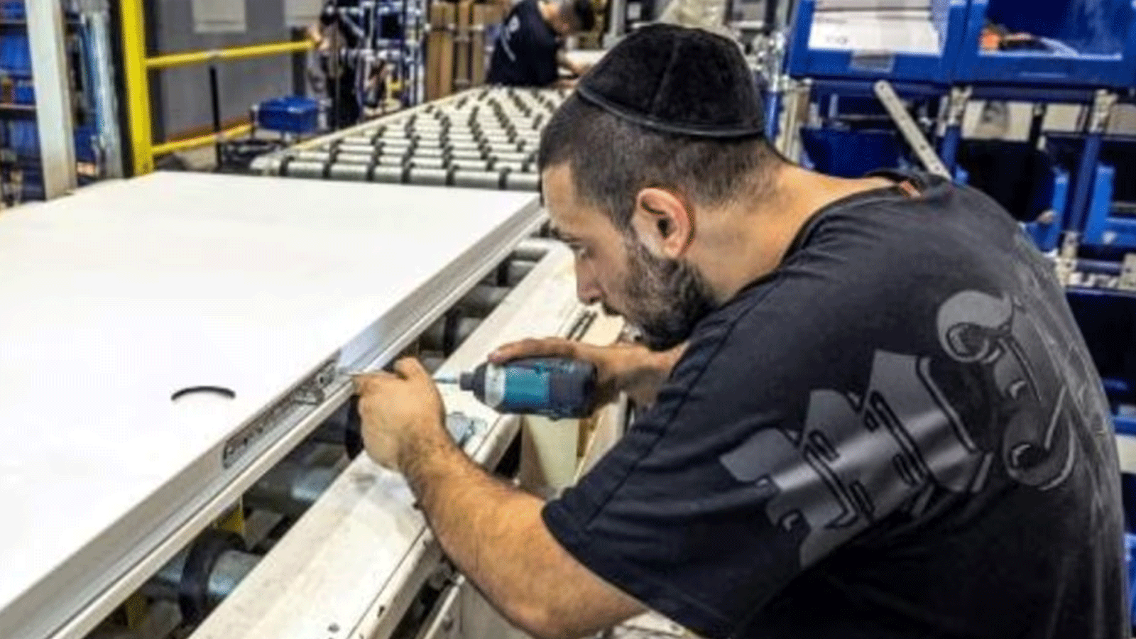 عامل في أحد المصانع في جنوب إسرائيل في 14 تشرين الثاني/نوفمبر 2023