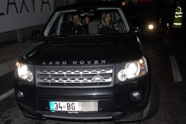 سينام كوبال وكينان إميرزالي أوغلو معاً في السيارة