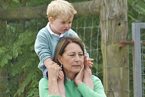 الأمير جورج على كتفي جدته كارول