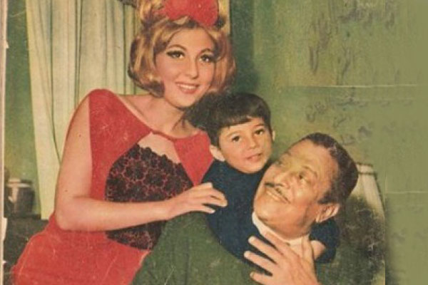عماد حمدي مع زوجته نادية الجندي وابنه