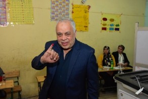 فنانون يصوتون في اليوم الأخير للاستفتاء على الدستور المصري
