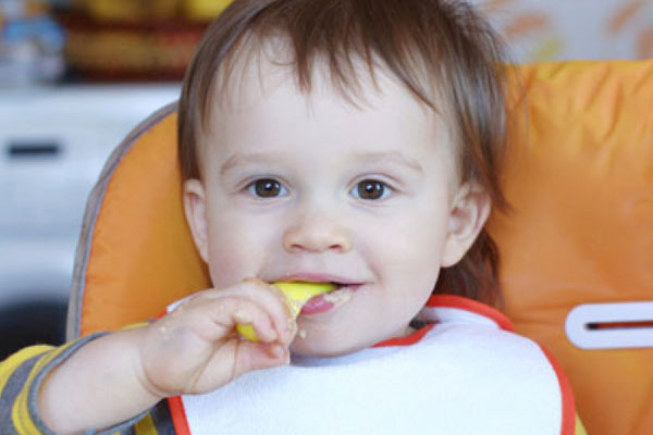 غذاء الأطفال بين الرضاعة والملعقة الصلبة