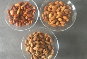 ثلاثة وجبات من اللوز