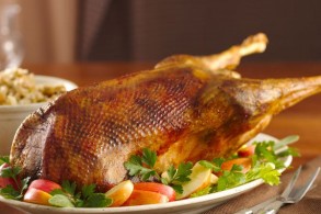 الأوزة المحمّرة مع سلطة خضراء