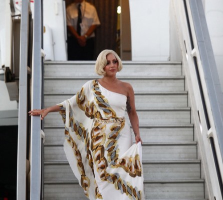 ليدي غاغا ترتدي فستانا أبيض من تصميم روبرتو كافالي مع تفاصيل ذهبية مثيرة