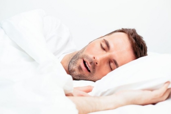 النوم جانبا يحمي من الزهايمر 