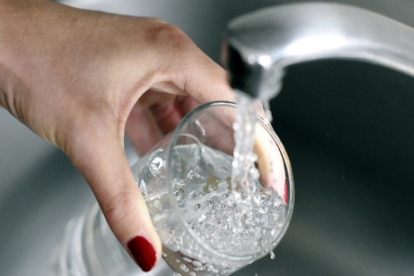 مياه الشرب تخبئ ملايين من البكتيريا المفيدة