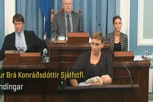 في سابقة تاريخية برلمانية آيسلندية ترضع طفلتها أثناء مخاطبة المجلس 