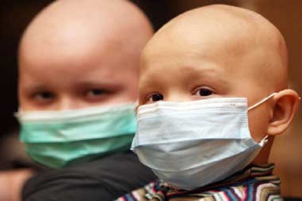 طفلان مصابان بالسرطان