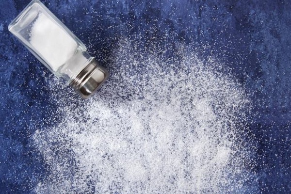 تقليل الملح يزيد خطر النوبات القلبية والسكتات الدماغية !