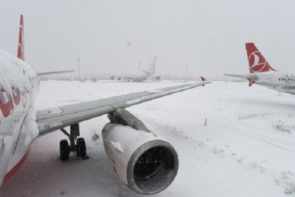 طائرات جاثمة على مدرج مطار اتاتورك في اسطنبول وسط تراكم للثلوج 