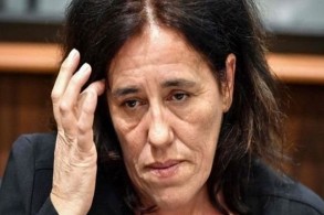 السجن خمس سنوات لفرنسية أخفت رضيعتها في صندوق السيارة عامين