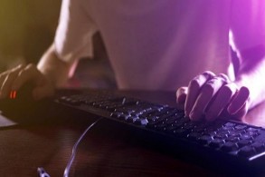 القبض على استرالي بعد اكتشاف اعتدائه بالضرب على امرأة في بث مباشر للعبة فيديو