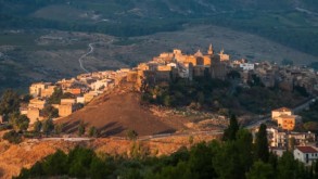 في جزيرة صقلية... منازل للبيع بيورو واحد فقط!