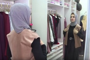 مصممة أزياء في غزة تستخدم موقع التواصل الاجتماعي منصة عرض