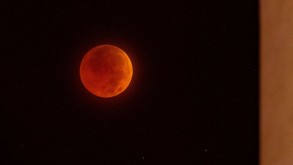 هواة الفلك يترقبون