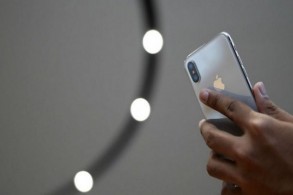 الصحة العالمية تحذر من مخاطر الهواتف الذكية على السمع