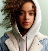 تومي هيلفغر تطلق حملتها TOMMY JEANS لخريف 2019