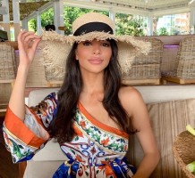 العارضة صوفيا سيموندز تتعرض لصعقة كهربائية