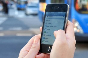 بدء تشغيل ممرات آمنة لمن ينشغلون أثناء مشيهم بهواتفهم المحمولة !