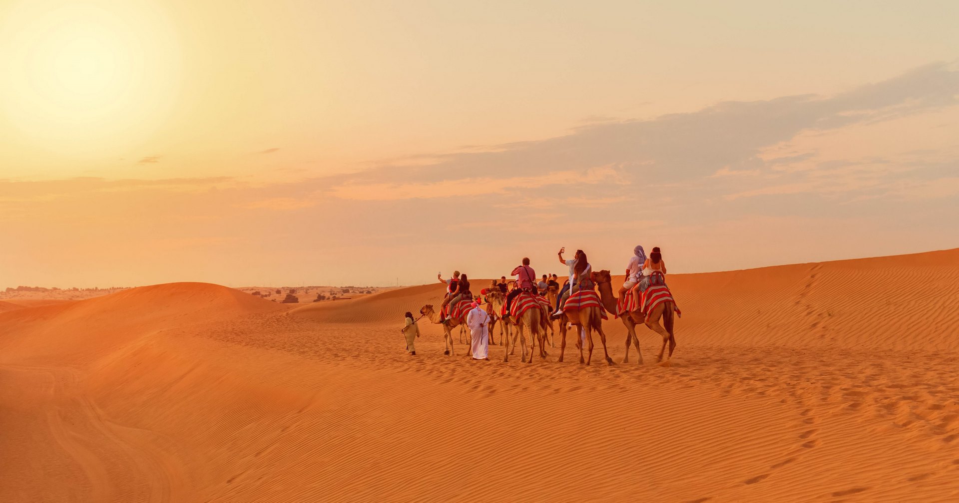 السياحة الصحراوية في الإمارات .. أصالة التراث وروعة المغامرات الحديثة