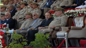 السلطات الجزائرية تعتقل جنرالات بارزين بعد اقالتهم