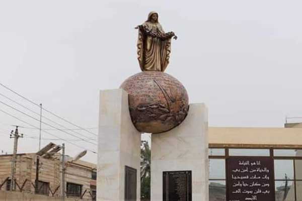 بكرة كبيرة مكتوبة بالصلاة الربانية وعليها تمثال العذراء بغداد تخلّد ضحايا تفجير أكبر كنائسها بنصب تذكاري 60729712a51e33417cb491d40e36f42f