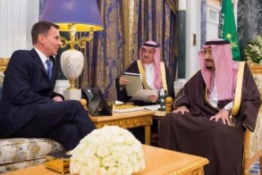 العاهل السعودي يستقبل وزير الخارجية البريطاني
