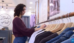 مصممة فلسطينية تريد مواجهة التحرّش بملابس تحمل عبارات تحد