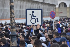 الجزائريون ينتفضون ضدّ