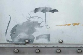 طوكيو تعرض رسمًا قد يكون من توقيع بانكسي