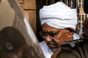 أول ظهور لعمر البشير منذ عزله
