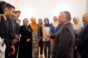 عبدالله الثاني يفاجىء شبابا كان التقاهم أطفالا