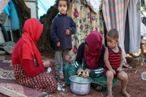 نازحون في شمال غرب سوريا يبيعون أثاثهم ومقتنياتهم لتأمين قوتهم