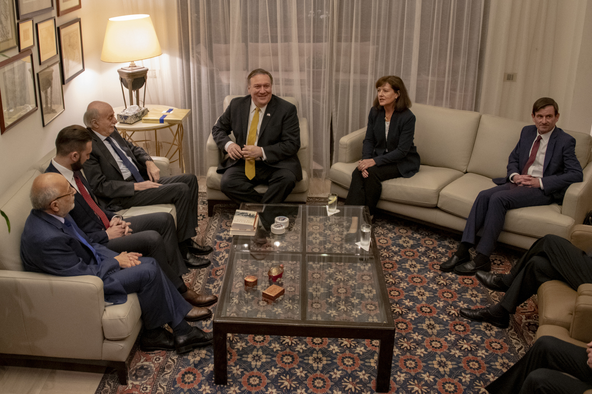 وزير الخارجية الأميركي بومبيو ملتقيا القيادي الدرزي اللبناني وليد جنبلاط في مقر السفارة في عوكر