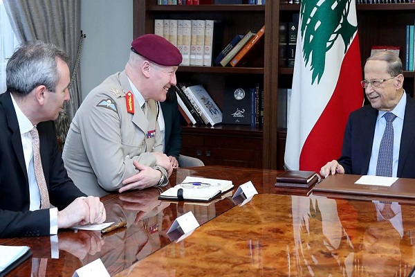 الرئيس اللبناني مستقبلا اللواء لوريمر والسفير البريطاني 