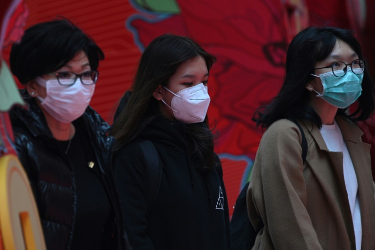 فتيات صينيات يرتدين الاقنعة خوفا من الاصابة بفيروس كورونا