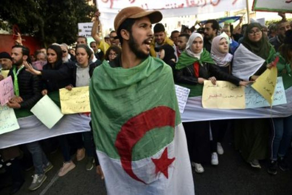 طلاب جزائريون يتظاهرون في العاصمة الجزائر في 18 فبراير 2020