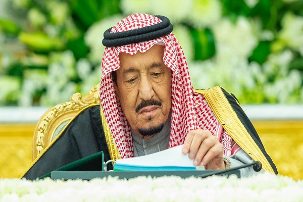 الملك سلمان بن عبد العزيز خلال ترؤسه جلسة مجلس الوزراء