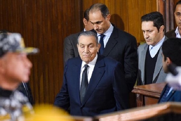 حسني مبارك في إحدى قاعات المحاكم في مصر