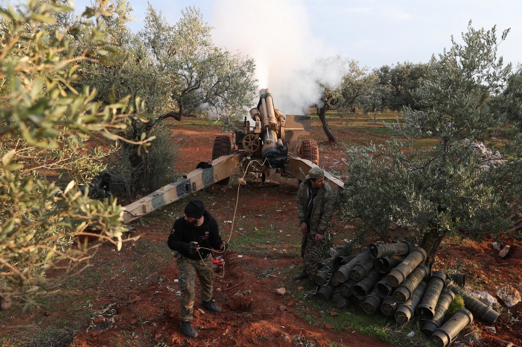 معارضون سوريون موالون لتركيا يقصفون قوات النظام بالمدفعية