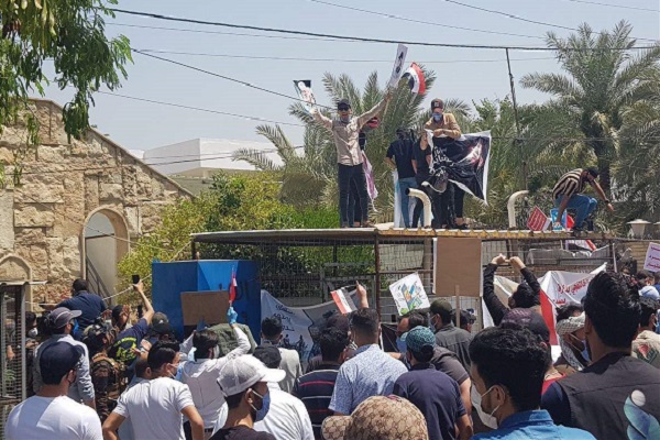 عراقيون يحتجون امام مكتب قناة أم بي سي في بغداد لمهاجتها ابو مهدي المهندس