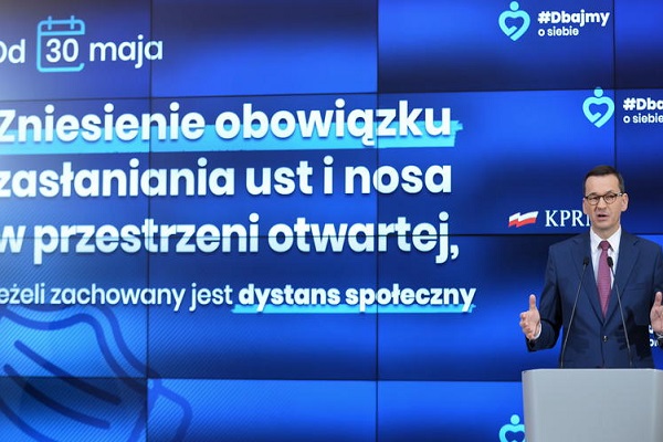 رئيس الوزراء البولندي خلال الإعلان اليوم