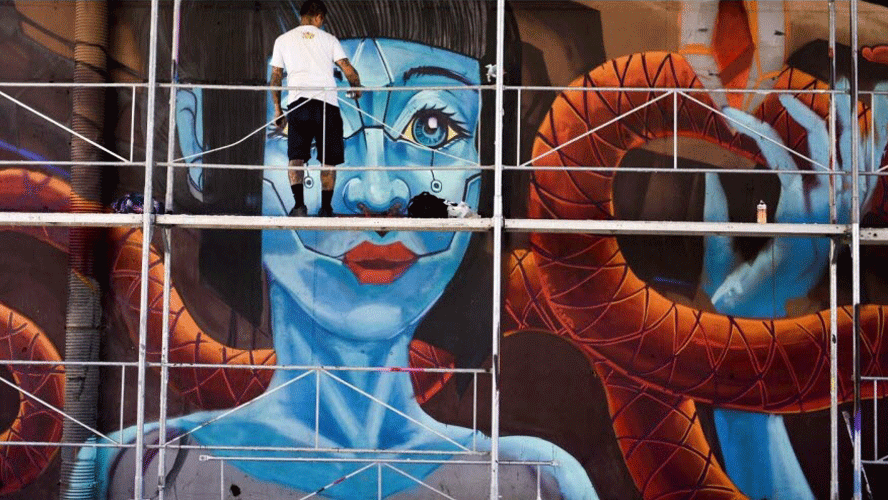 فنان مكسيكي يتحدى كورونا برسم جدارية في بريشتينا، عاصمة كوسوفو، ضمن مهرجان دولي