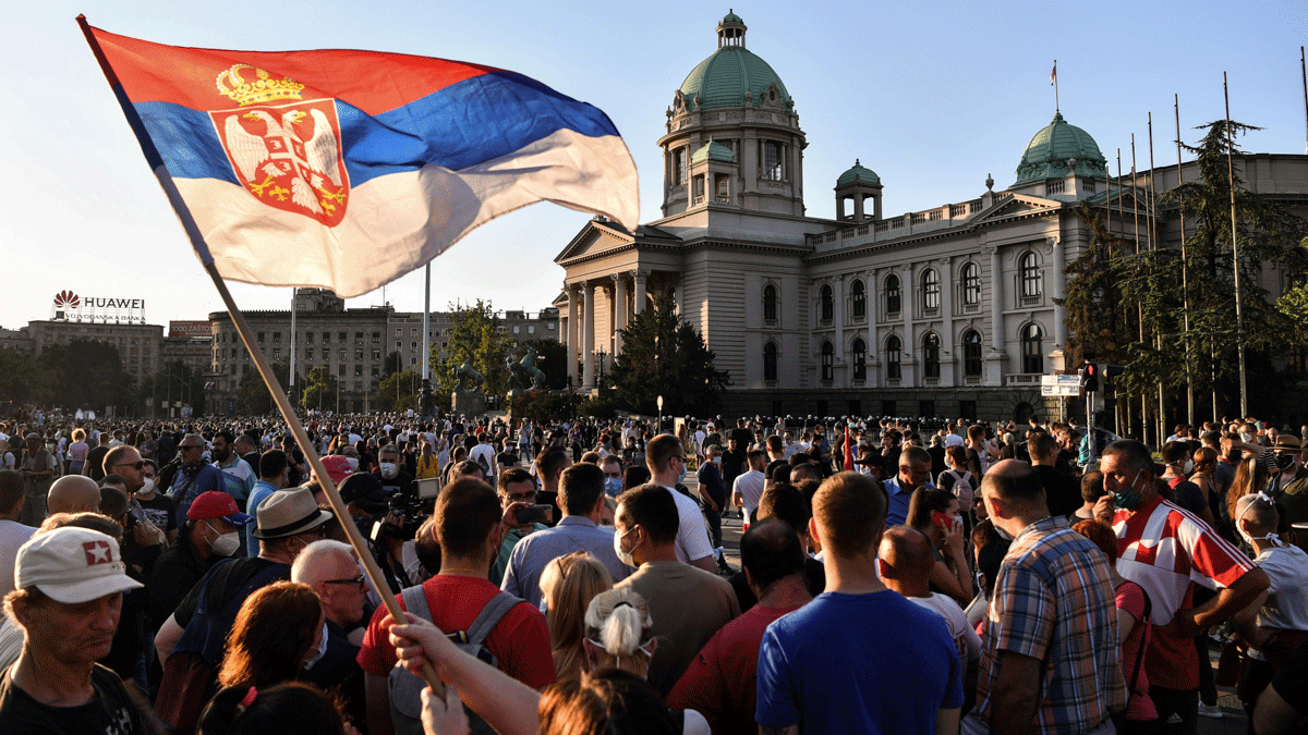 مجتجون في صربيا على التدابير الوقائية ضد كورونا الذي يتفشى بسرعة في البلاد