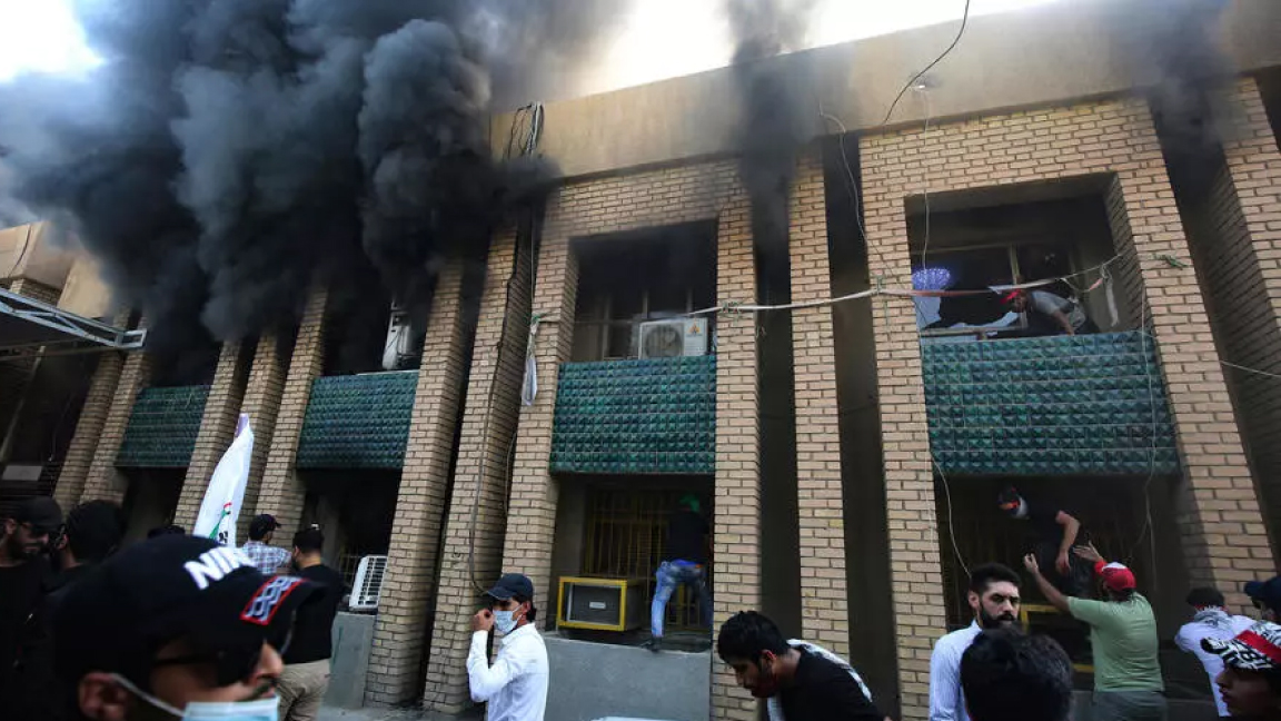 أنصار الحشد الشعبي يحرقون مقر الحزب الديمقراطي الكردستاني ببغداد