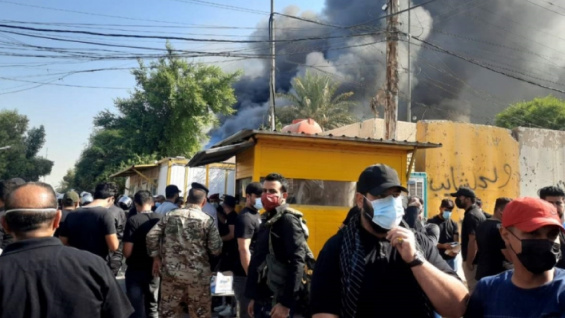 أنصار الحشد الشعبي يضرمون النيران بمقر الحزب الديمقراطي الكردستاني في بغداد السبت