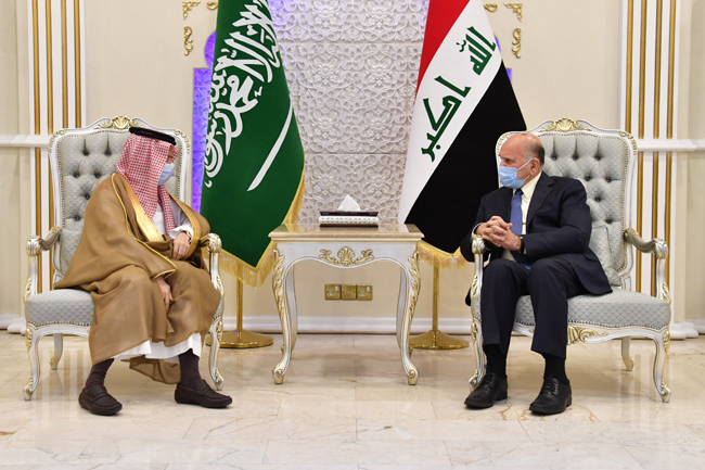 وزير الخارجية العراقي مجتمعا مع نظيره السعودي في بغداد الصيف الماضي